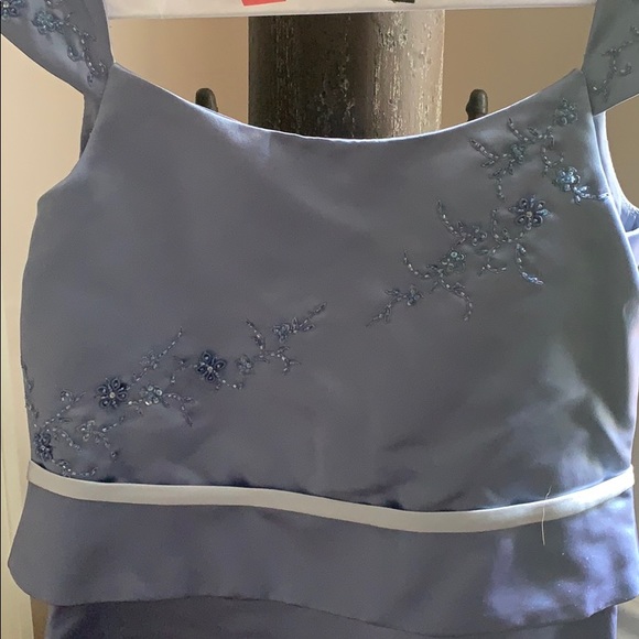 Child’s formal dress - Picture 2 of 3